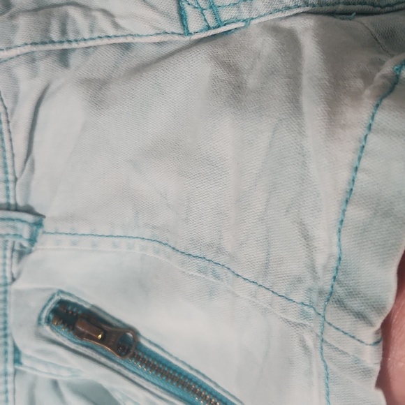 American Eagle Low Rise Distressed Fade Shorts - Picture 3 of 8